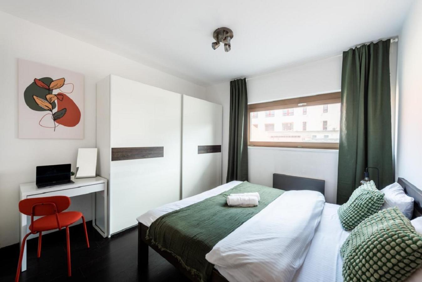 Spacious Apartments Near Karlin Square Прага Экстерьер фото
