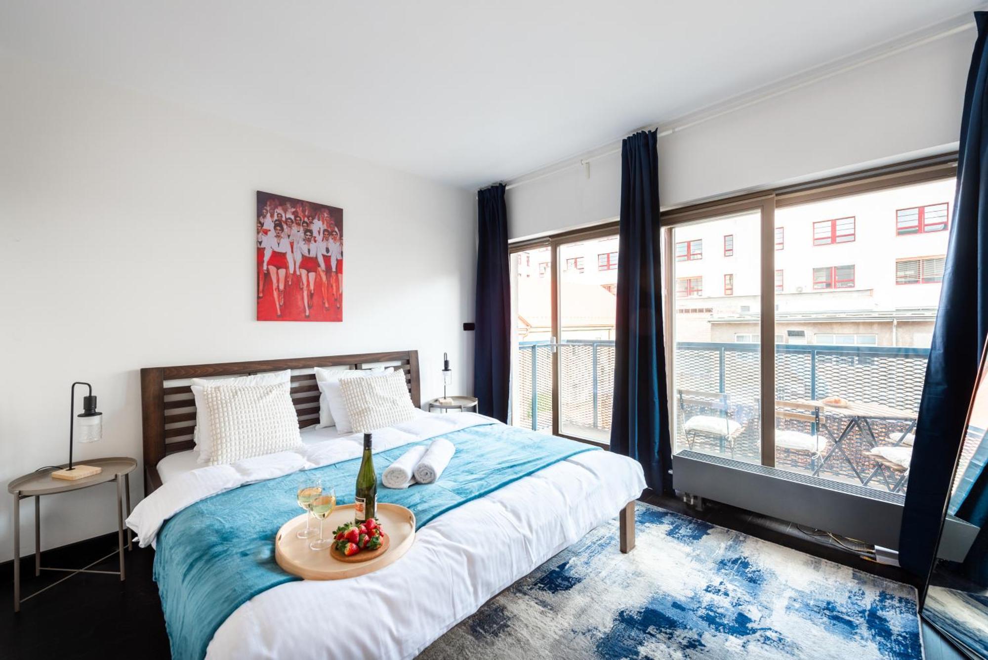 Spacious Apartments Near Karlin Square Прага Экстерьер фото