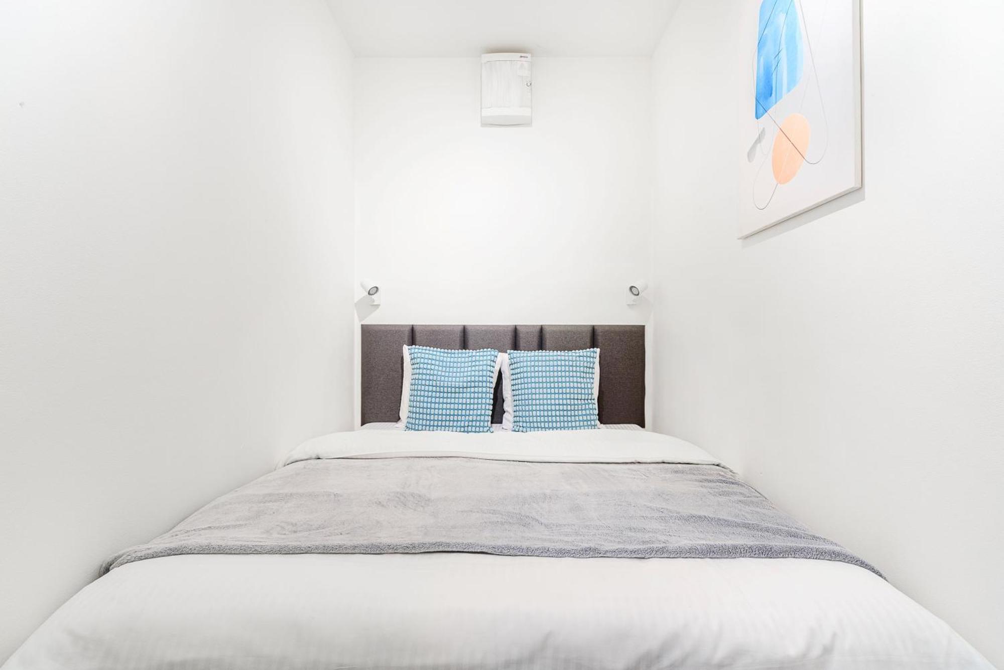 Spacious Apartments Near Karlin Square Прага Экстерьер фото