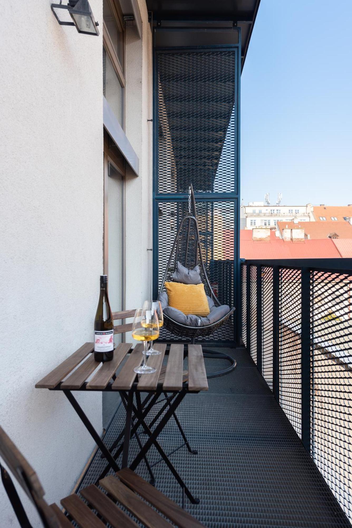 Spacious Apartments Near Karlin Square Прага Экстерьер фото
