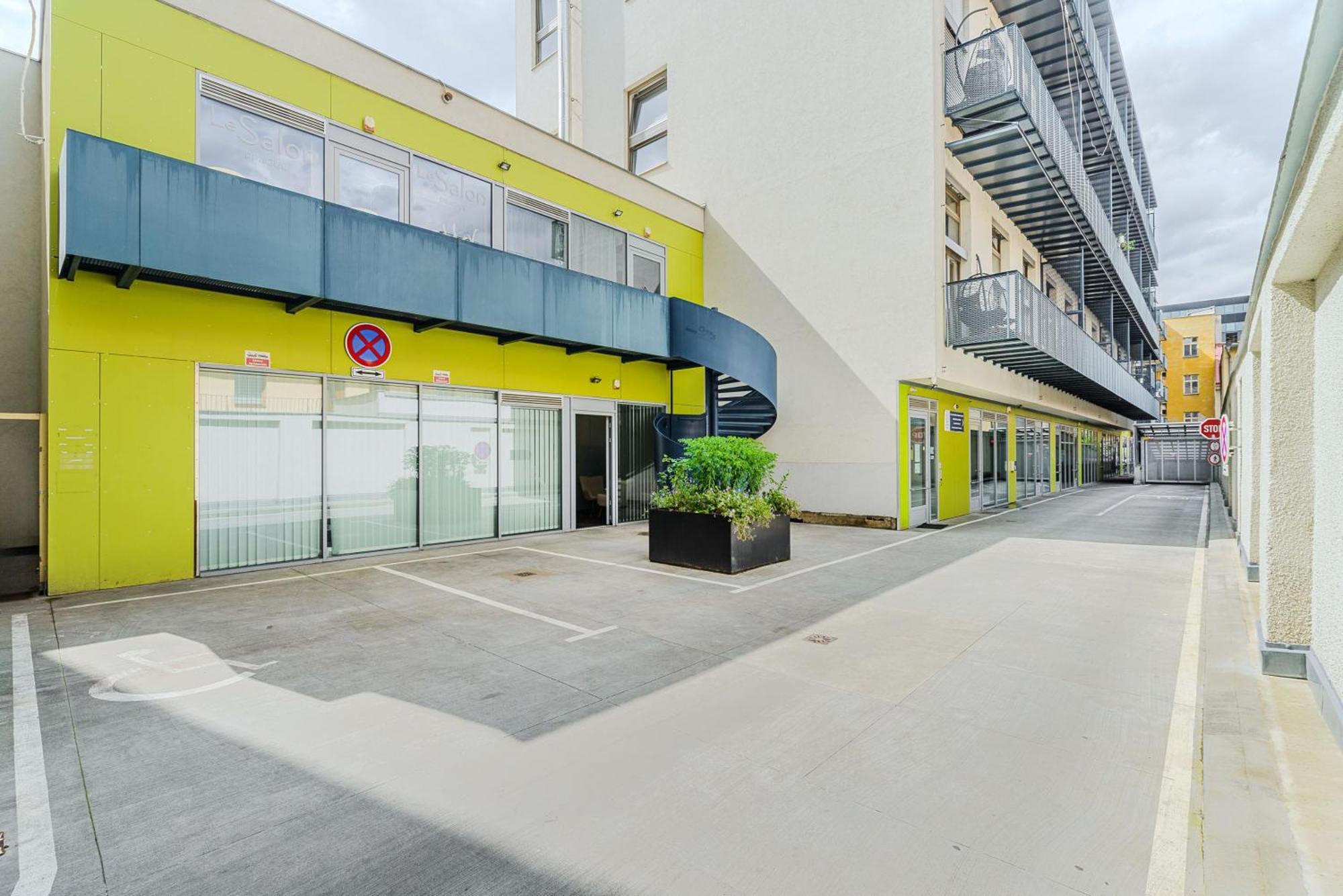 Spacious Apartments Near Karlin Square Прага Экстерьер фото