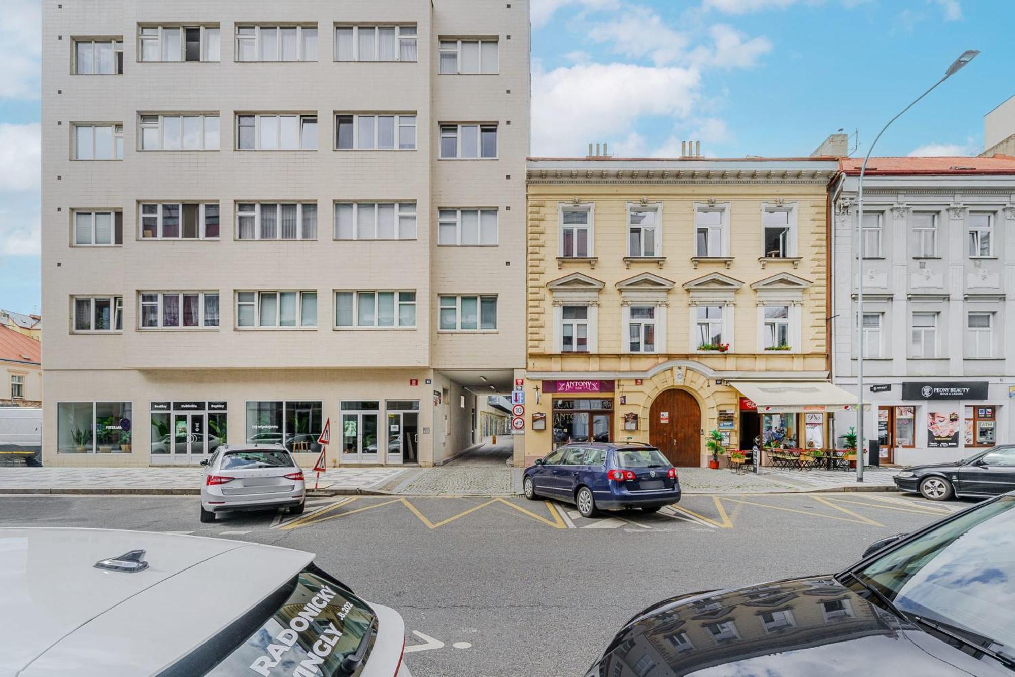 Spacious Apartments Near Karlin Square Прага Экстерьер фото